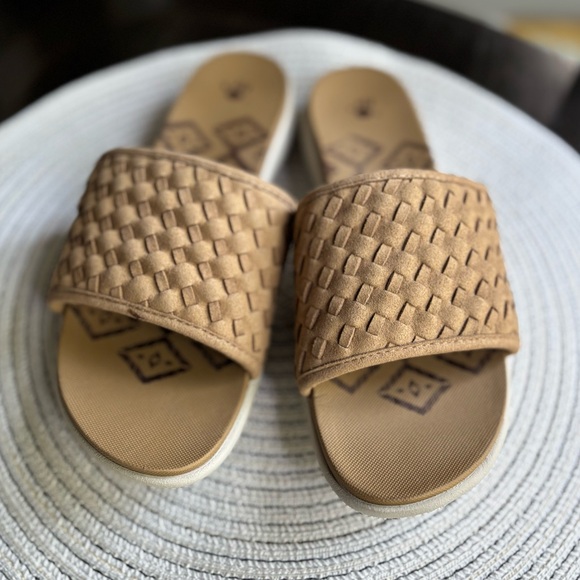 BearPaw Tan Woven Slide Sandals NWT - Picture 4 of 11